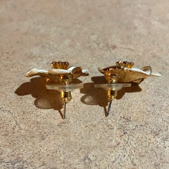 new cream/gold/diamond stud flower earrings - Picture 3 of 7